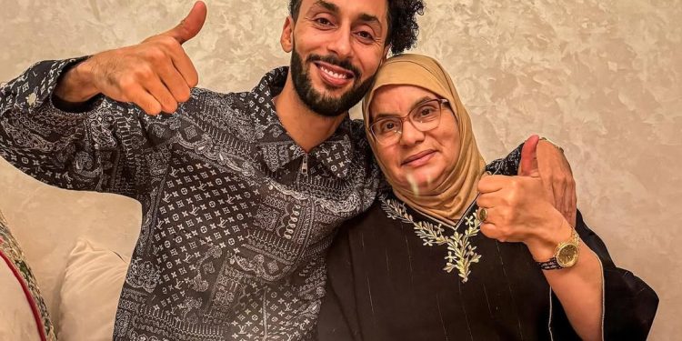 بكلمات مؤثرة..حمادة الشروقات يهنئ والدته بعيد ميلادها