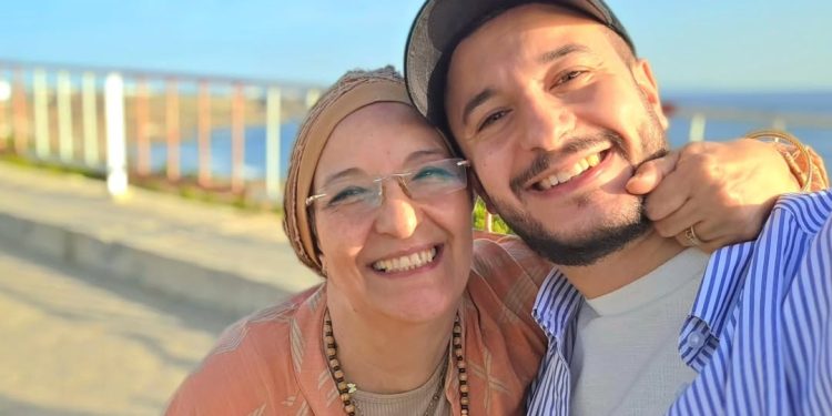 بكلمات مؤثرة..عماد بنعمر يعايد والدته