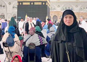 في خطوة مليئة بالمشاعر..إلهام شاهين تعتمر لوالدتها