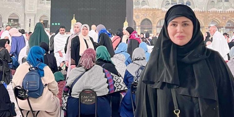 في خطوة مليئة بالمشاعر..إلهام شاهين تعتمر لوالدتها