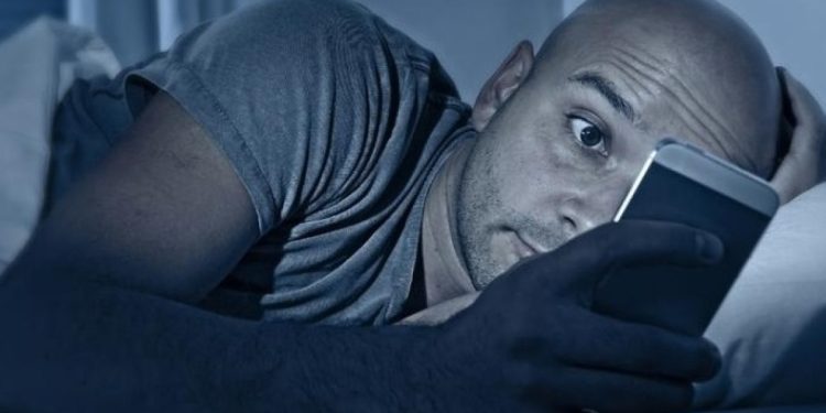 الهاتف قبل النوم.. عادة يومية ترهق الجسد والعقل