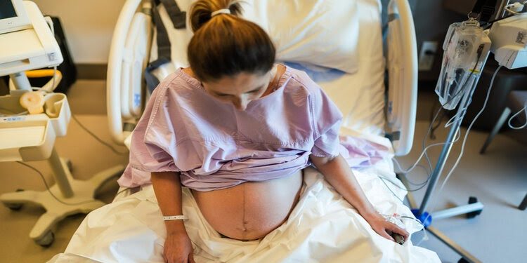 الولادة الطبيعية أم القيصرية… أيهما الأفضل؟
