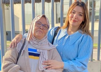 كنزة الغماري تطلب الدعاء لوالدتها