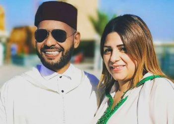بطريقة رمزية ومؤثرة.. طليقة الفنان محمد تعلن طلاقها وتتخلص من خاتم الزواج في البحر