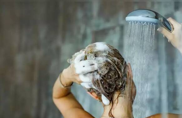 غسل الشعر بالماء الساخن..أضرار خطيرة