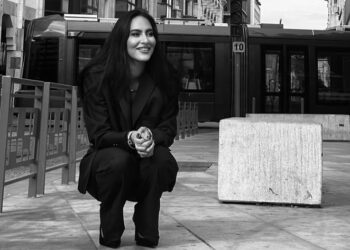 إيمان زوجة ياسين بونو تخطف الأنظار في أحدث جلسة تصوير