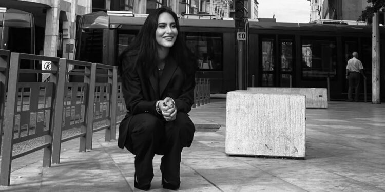 إيمان زوجة ياسين بونو تخطف الأنظار في أحدث جلسة تصوير
