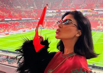 فاتي جمالي تساند “أسود الأطلس” من المدرجات: «الكأس مغربي إن شاء الله»