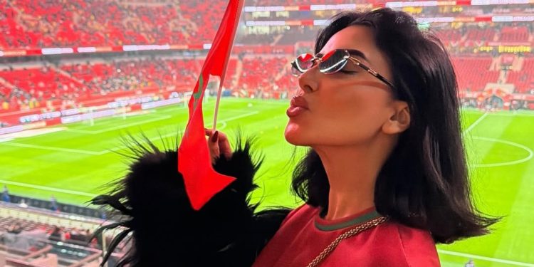 فاتي جمالي تساند “أسود الأطلس” من المدرجات: «الكأس مغربي إن شاء الله»