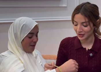 خولة كوين تفاجئ والدتها بهدية من ذهب (فيديو)