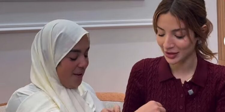 خولة كوين تفاجئ والدتها بهدية من ذهب (فيديو)
