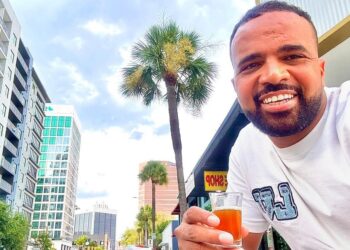 باسو يستعد لجولة فنية جديدة ويشعل حماس جمهوره بعرضه الكوميدي “أووووت”