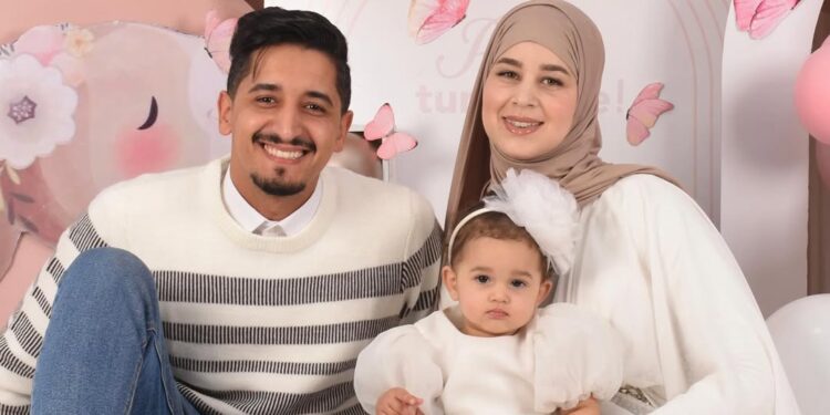 عائلة “شقورز” تحتفل بعيد ميلاد ابنتها وتكشف عن ملامحها لأول مرة