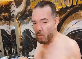 تحدي الماء المثلج يضع عادل الميلودي في موقف طريف أمام جمهوره..فيديو