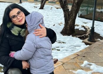 لطيفة رأفت تستمتع بسحر الثلوج رفقة ابنتها ألماس