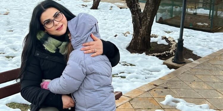 لطيفة رأفت تستمتع بسحر الثلوج رفقة ابنتها ألماس