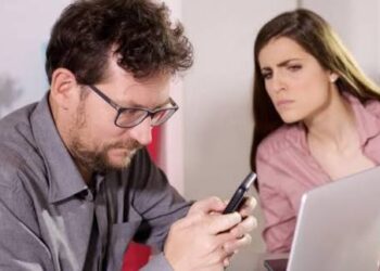كيف تتعامل المرأة مع خيانة الزوج عبر مواقع التواصل الإجتماعي لأول مرة ؟