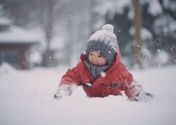 رضيع في عامه الأول يكتشف الثلج..نصائح وإرشادات