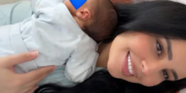 كوثر تيسية تنشر أول صورة مع مولودها وتصفه بـ”my Valentine”
