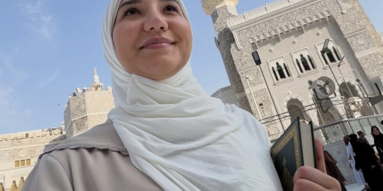 تزامنا مع شهر رمضان..كريمة أوالحواس تؤدي مناسك العمرة