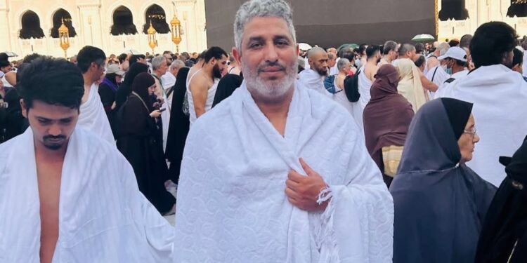 جاد مجاهد يختار شهر رمضان ليؤدي مناسك العمرة