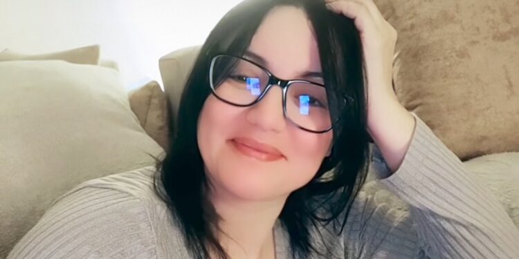 سناء عكرود تشكر جمهورها وتعدهم بالعودة قريبا إلى يوتيوب