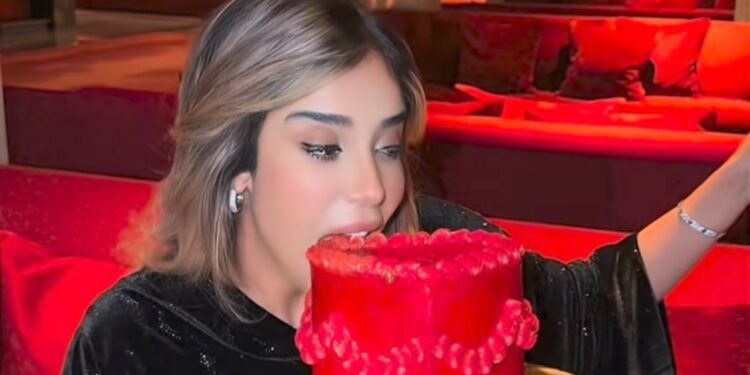 كريمة غيث تحتفل بعيد ميلادها في أجواء مميزة رفقة صديقاتها