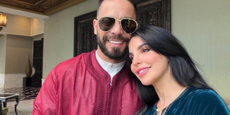 أحمد فلوك يشيد بزوجته ويصفها بالسند الحقيقي في حياته