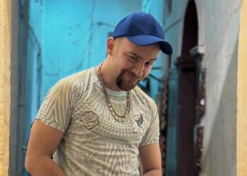ناصر أقباب يروج إلى مشاركته في “عش الطمع”: “بنادم جاي بعجاجتو”