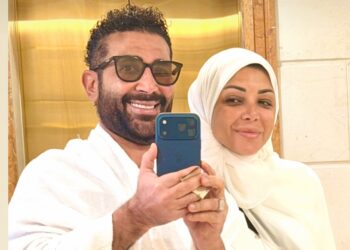 أحمد سعد يؤدي مناسك العمرة رفقة زوجته