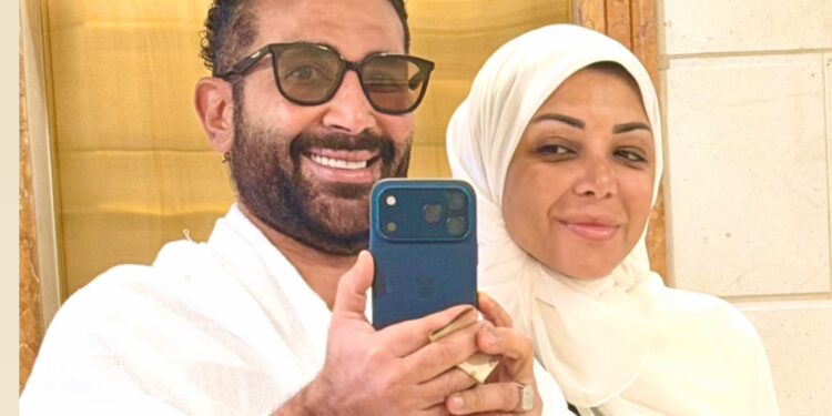 أحمد سعد يؤدي مناسك العمرة رفقة زوجته