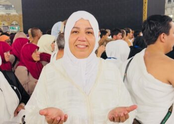 زاهيرة الرباطية توثق لحظات روحانية من أمام الكعبة وتدعو لجمهورها