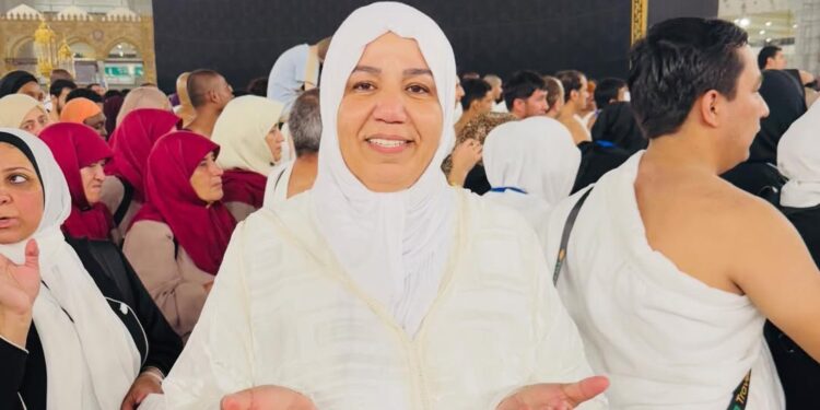 زاهيرة الرباطية توثق لحظات روحانية من أمام الكعبة وتدعو لجمهورها