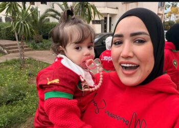 سارة أبو جاد تحتفل بفوز المنتخب المغربي رفقة طفلتها