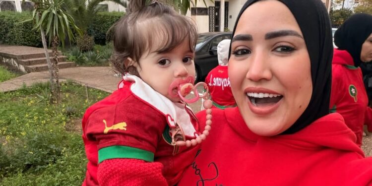 سارة أبو جاد تحتفل بفوز المنتخب المغربي رفقة طفلتها