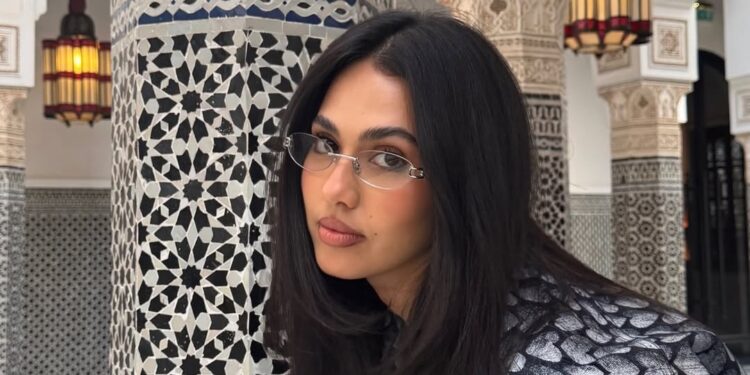 منال بنشليخة تروّج لجديدها الفني (فيديو)