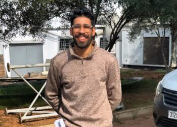 يونس لخضر يطلب الدعاء لجدته من داخل المستشفى