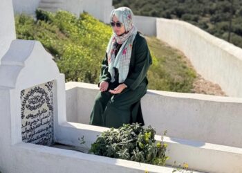 فاطمة الزهراء لعروسي تستحضر والدها الراحل برسالة مؤثرة من المقبرة