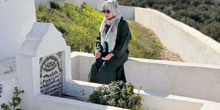 فاطمة الزهراء لعروسي تستحضر والدها الراحل برسالة مؤثرة من المقبرة