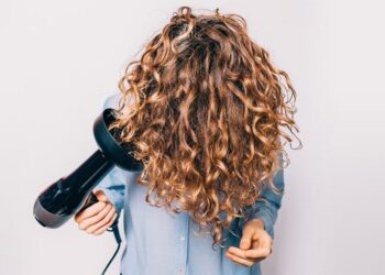 العناية بالشعر المجعد… خطوات بسيطة ووصفات طبيعية للحفاظ على جماله