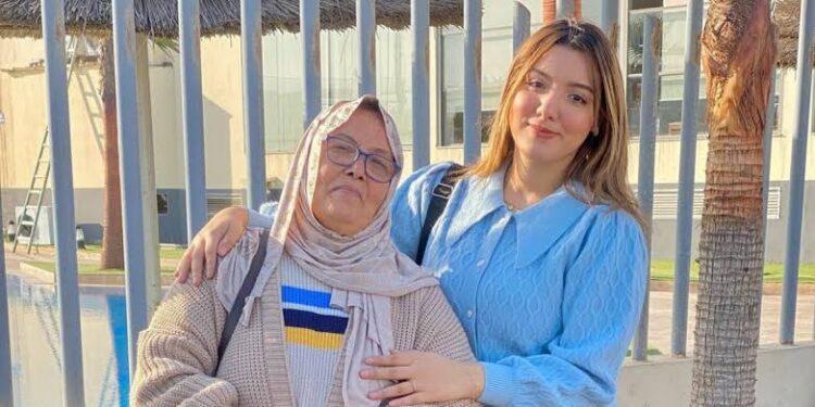 كنزة الغماري تستحضر ذكرى والدتها الراحلة بكلمات مؤثرة في عيد ميلادها