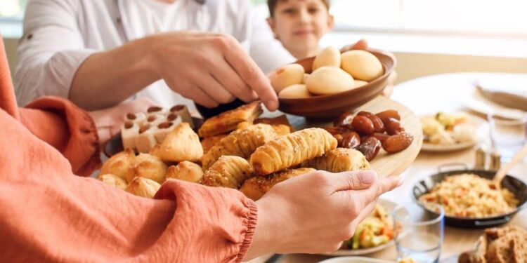 كيف تتعامل مع الطعام يوم عيد الفطر بعد شهر من الصيام؟