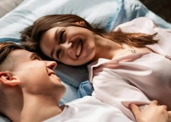 مفاتيح السعادة الزوجية… كيف تحافظين على دفء العلاقة وتتجنبين الملل يوميا؟