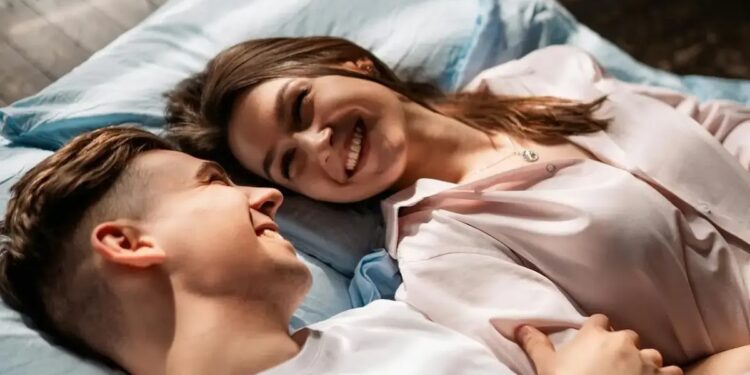 مفاتيح السعادة الزوجية… كيف تحافظين على دفء العلاقة وتتجنبين الملل يوميا؟