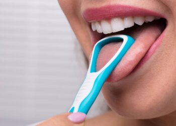 هل تعلم أن لسانك قد يكون السبب الخفي وراء رائحة فمك رغم تنظيف أسنانك يوميا؟