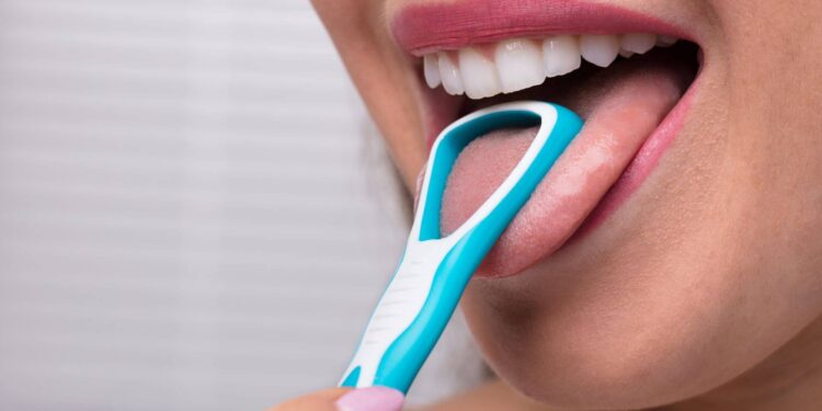 هل تعلم أن لسانك قد يكون السبب الخفي وراء رائحة فمك رغم تنظيف أسنانك يوميا؟