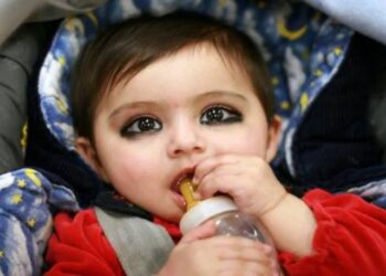 الكحل للمولود الجديد في المغرب… بين التقاليد الشعبية والتحذيرات الطبية