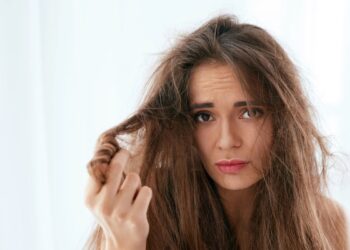 الشعر الناشف… كيف تستعيدين نعومته ولمعانه بخطوات بسيطة ووصفات طبيعية