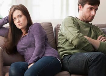رغم ضغوط الحياة والأطفال… كيف تجددين روتينك مع زوجك وتعيدين الدفء لعلاقتكما؟