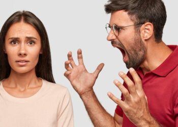 عصبية الزوج على زوجته أمام العائلة..كيف يجب أن تتعاملين؟ ؟
